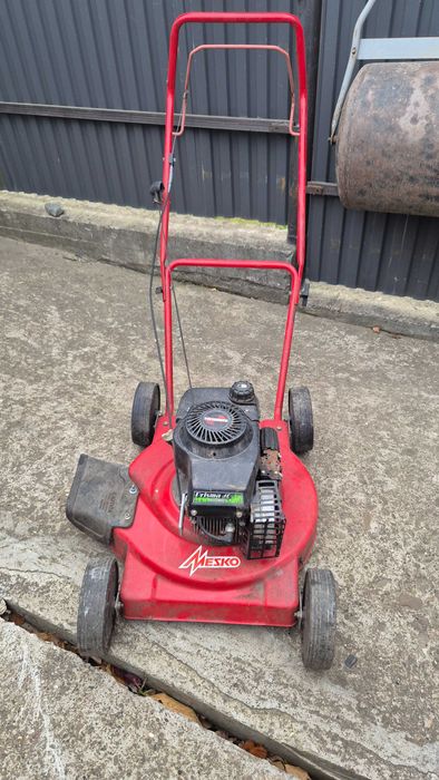 Газонокосилка бензинова .