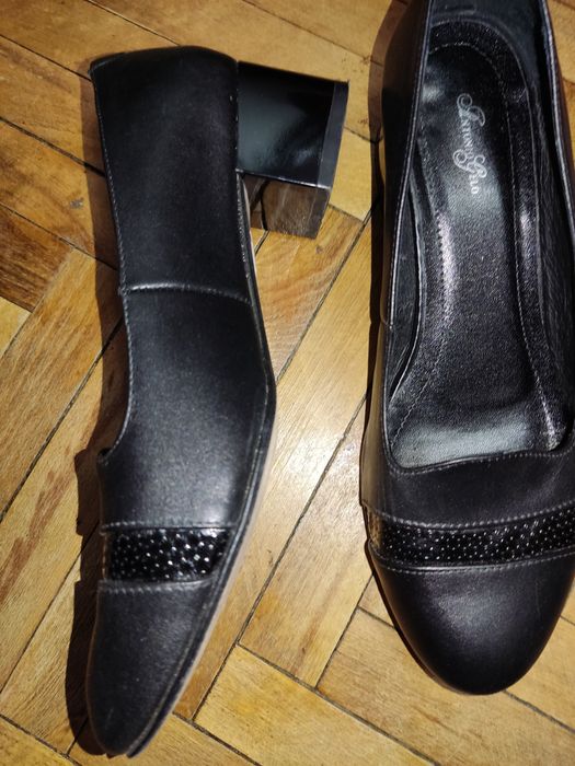 Шкіряні туфлі на невисоких підборах