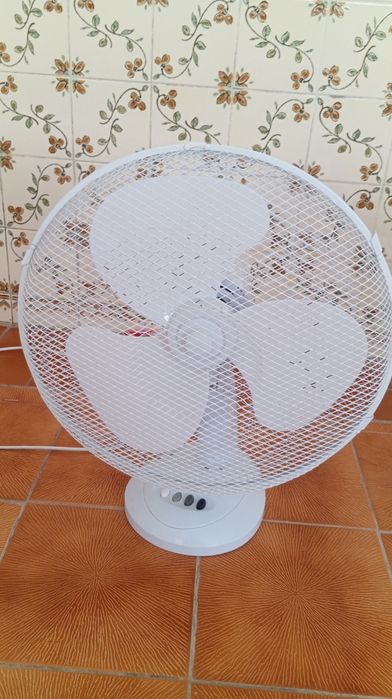 Vendo dois ventiladores ( ventoinha) 40cm abajur e  espremedor de laranjas.