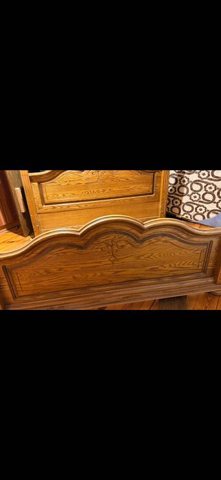 Łóżko dębowe w dobrym stanie jak widać na zdjęciu