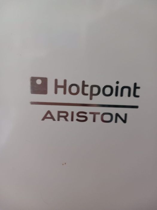 Frigorifico Ariston Hotpoint com 10 anos e em excelente estado de conservação.
