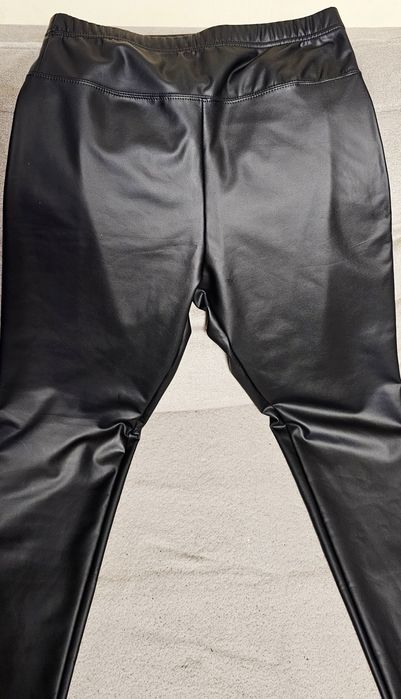 Nowe czarne matowe lateksowe, ocieplane leginsy, rozm M