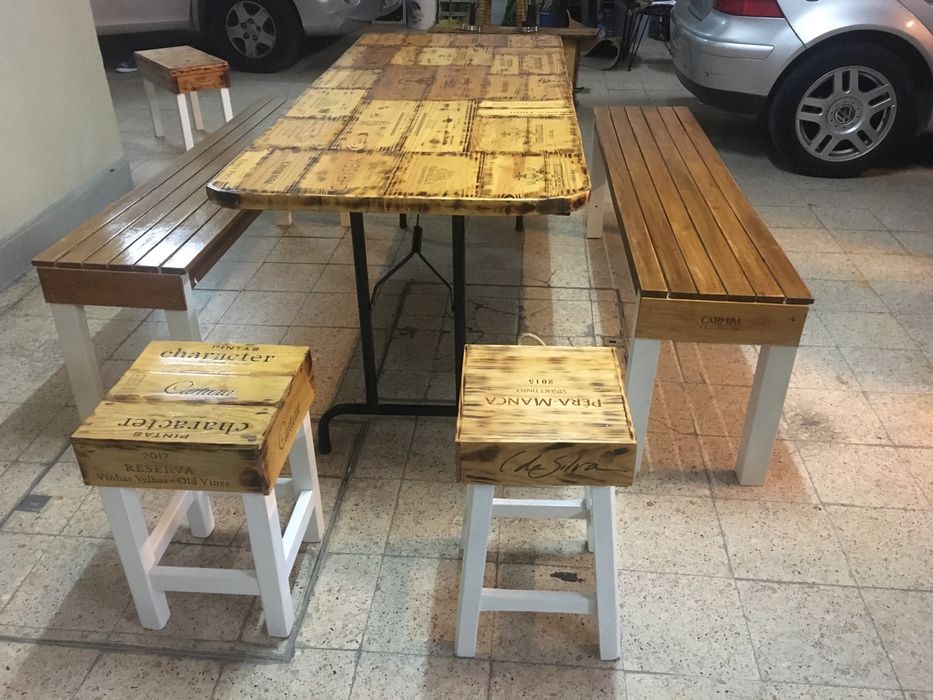 Mesa e banco em madeira