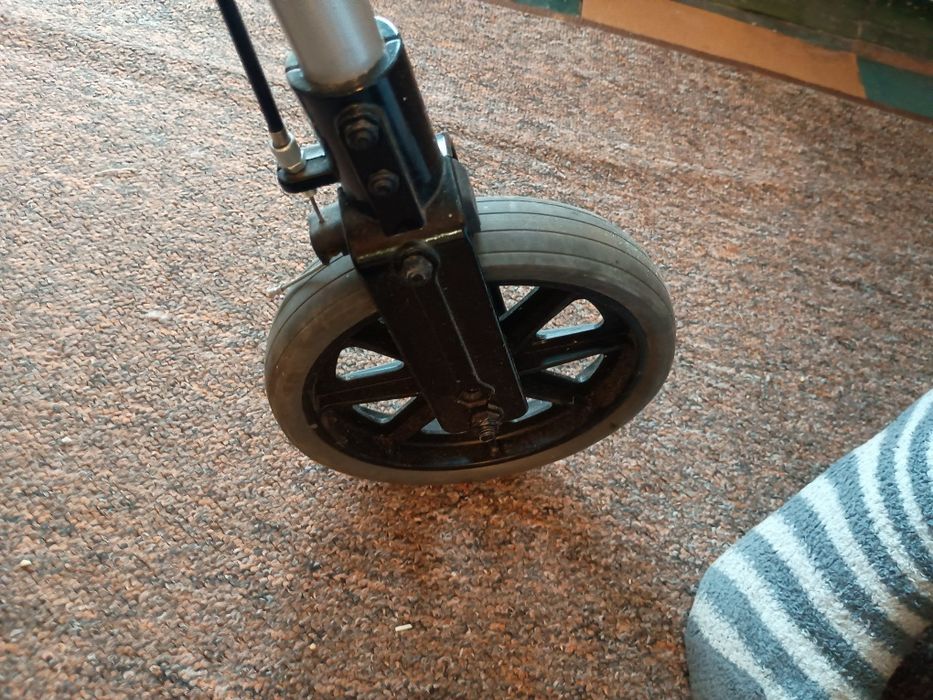Balkonik rehabilitacyjny / rollator dla seniora, składany, siedzisko, hamulce