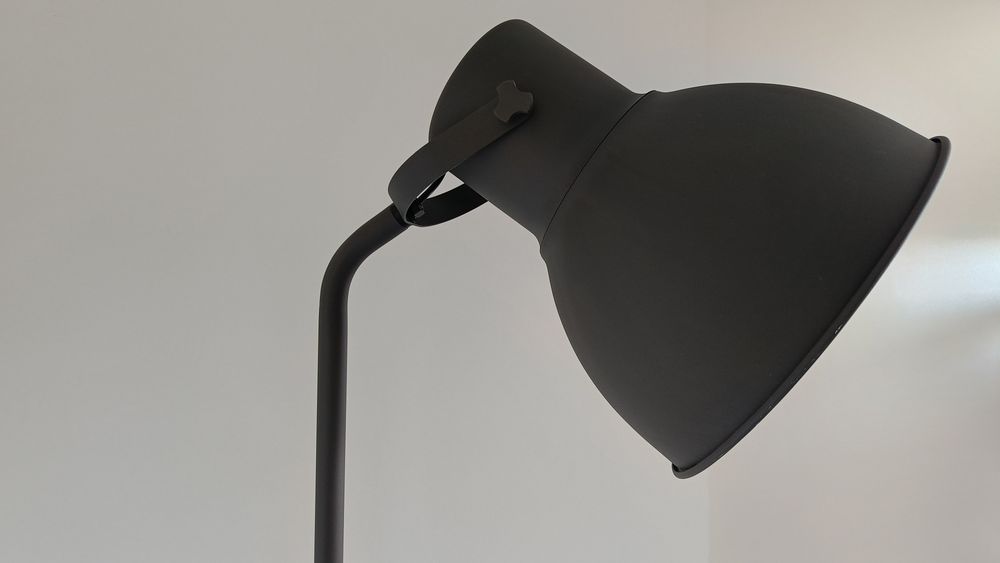 Nowoczesna lampa podłogowa