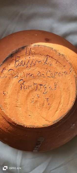 tigela ou alguidar antigo em barro vidrado, pintado à mão, típico da olaria tradicional e cerâmica popular portuguesa