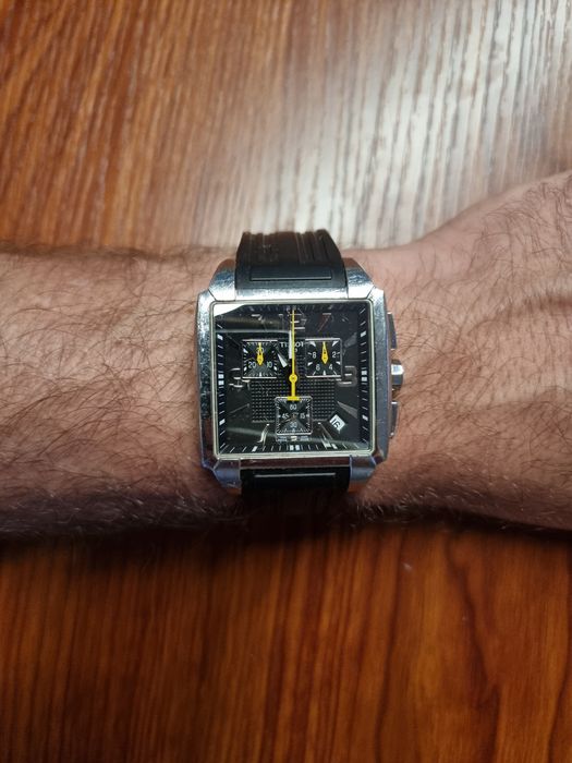Relógio Tissot chronograph quadrado bracelete preta
