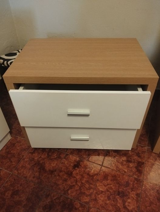 Mesas de cabeceira e cama ,cama esta desmontada sem colchão