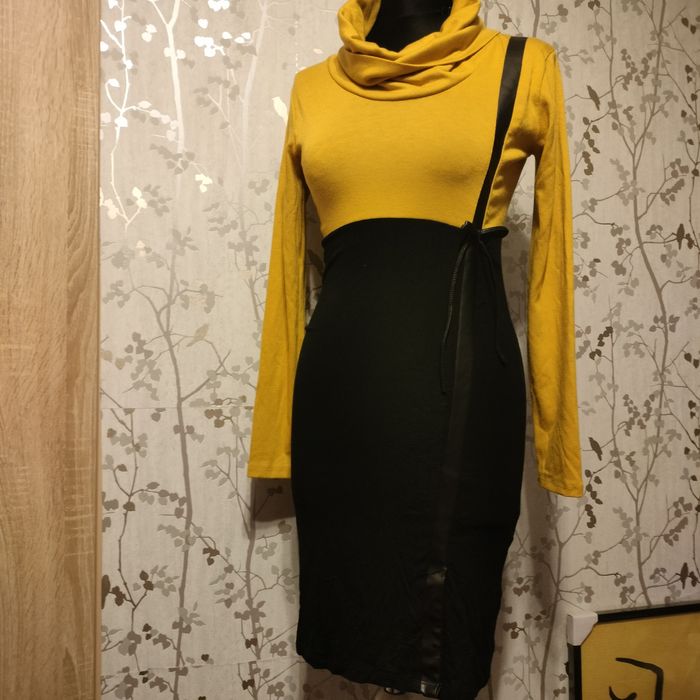 Sukienka z luźnym golfem