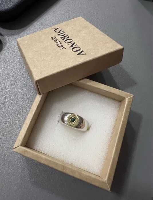 Серебряный мужской перстень с гильзой Luger 9 мм и изумрудом.