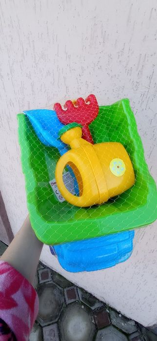 Лійка, лопатка, граблі та велика вантажівка для піску