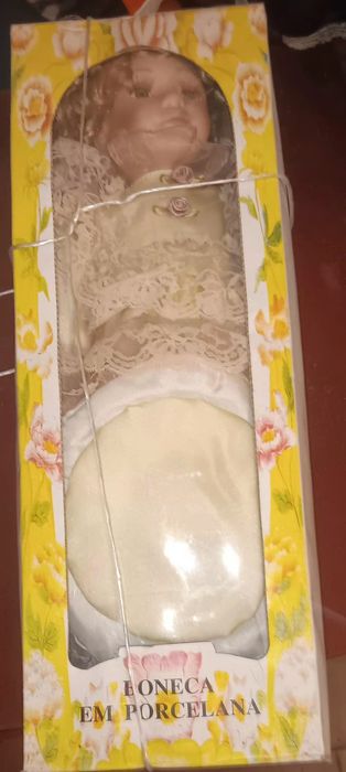 Boneca em porcelana