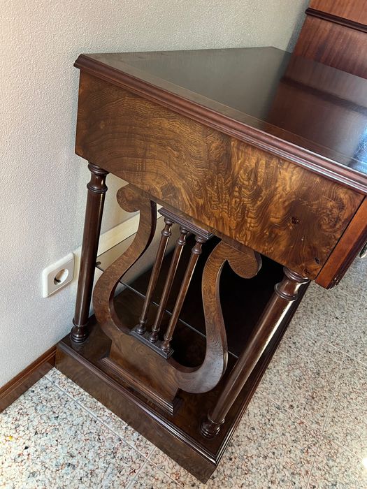 Mesa de apoio em madeira e vidro