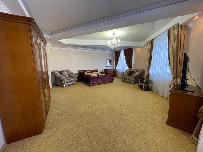 Подобова оренда великого будинку в Києві. НР Вільно, Банкетна зала