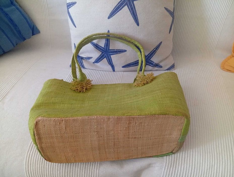 Cesta em tecido empalhado, verde ervilha com xadrez verde e vermelho