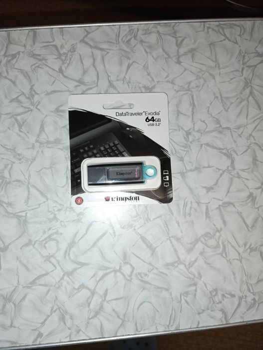 Kingston DataTraveler Exodia об'ємом 64 ГБ.