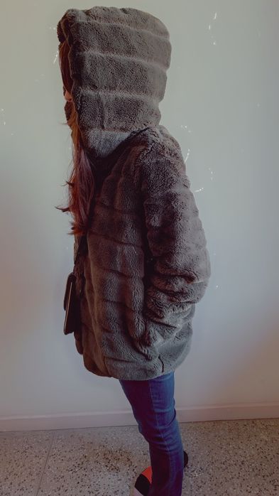 Cieplutkie futerko sztuczne M odcieniu czarnego szarego  mchu