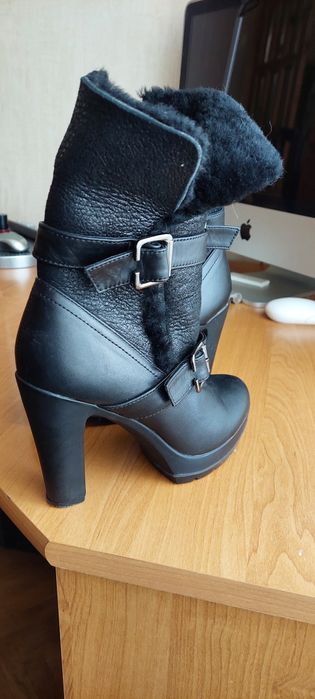 Зимнии ботинки на небольшой танкетке