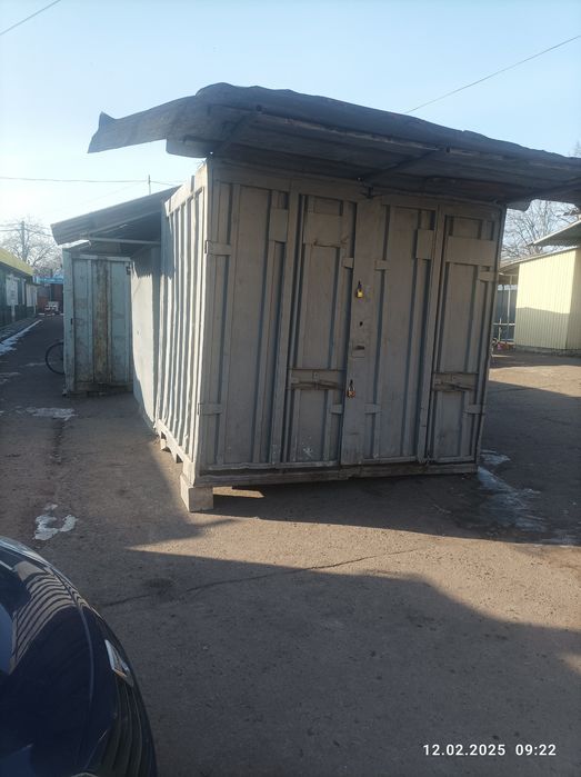 Продам контейнер пятітонний в центре продуктового ринка з місцем.