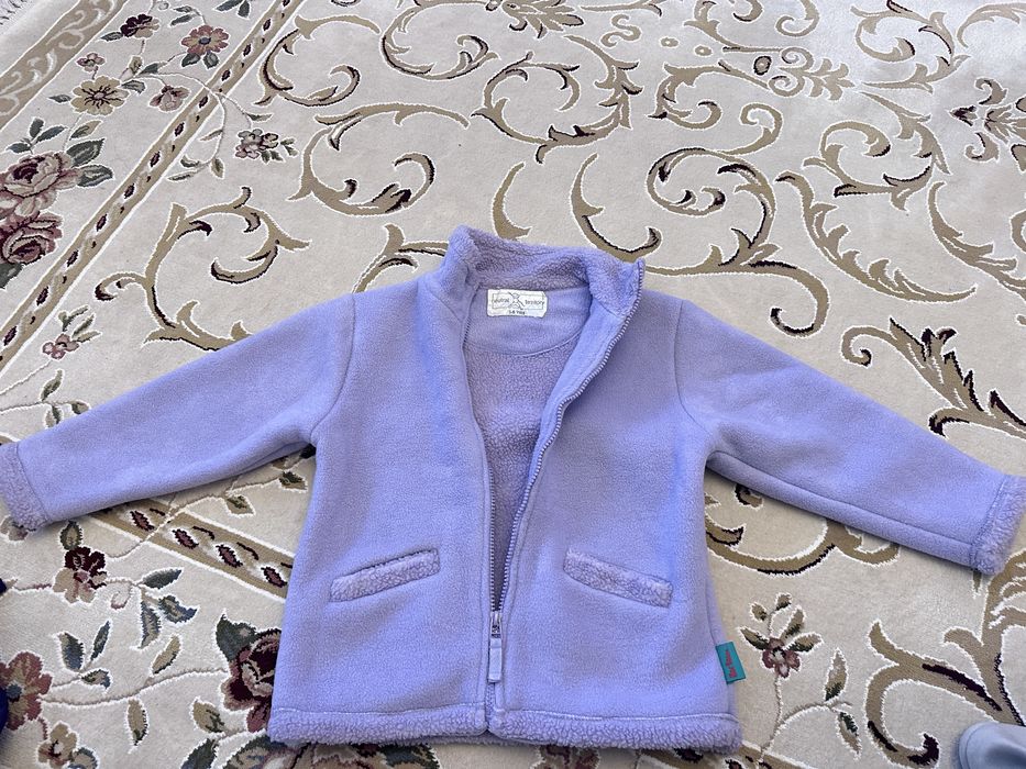 Тепла кофта на 5-6 років ,стан новий