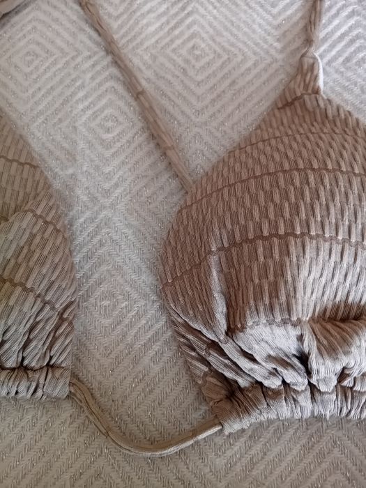 Bikini con saida de praia