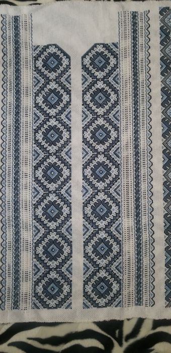 Вишивка на чоловічу вишиванку...сірому полотні