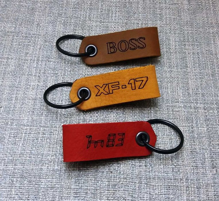 Porta chaves em cabedal, com a marca de motorizadas antigas.