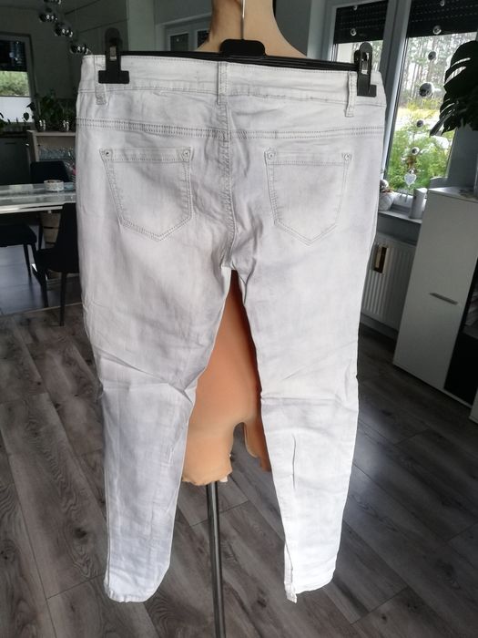 R. 40 goodies białe spodnie szare przetarcia