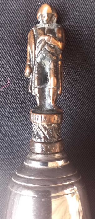 Sino de mesa de metal prateado figura de um soldado, estilo clássico.