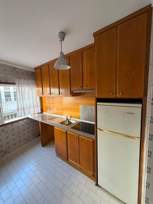 Cozinha completa em madeira [A]245 x [L]300 x [P]70 cm, com placa vitrocerâmica, exaustor e frigorifico