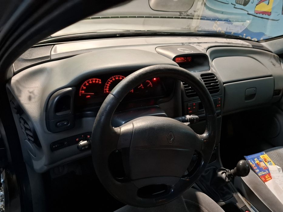 Vendo Renault Laguna  1.6 16v 107cv julho 1999 grande  Oportunidade