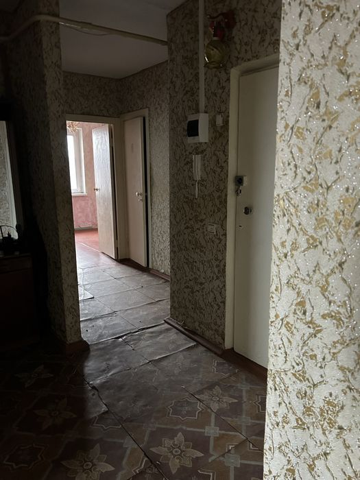 КРЕС вулНарвська  Продаж 3кім.квартири з величезною лоджією, новими вікнами, три окремі кімнати. Поміняю на однокімнатну квартиру без комісіі