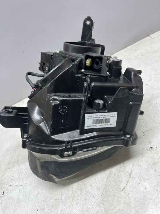 Права фара Nissan Juke