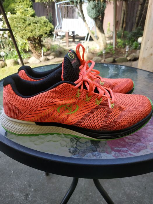 Buty sportowe rozmiar 40 .