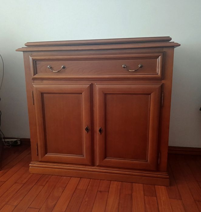 Vendo moveis para desocupar. Preço barato. Vendo junto ou separado. Mesa de sala e cadeiras em bom estado.  80€ neg. Tudo 150€