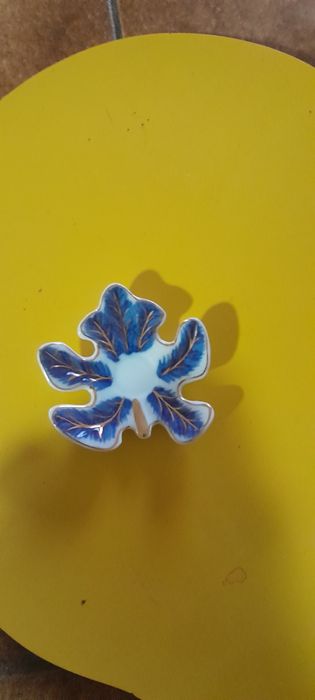 Conjunto prato formato folha e chavena