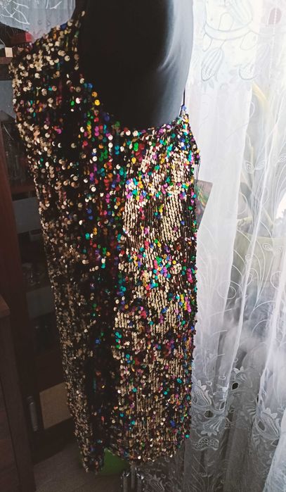 Sukienka w  mieniące cekiny  na cienkich ramiączkach Daisy Street L