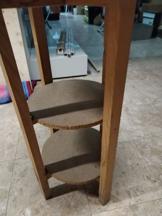 Camila pequena de madeira " aparite"com duas prateleiras