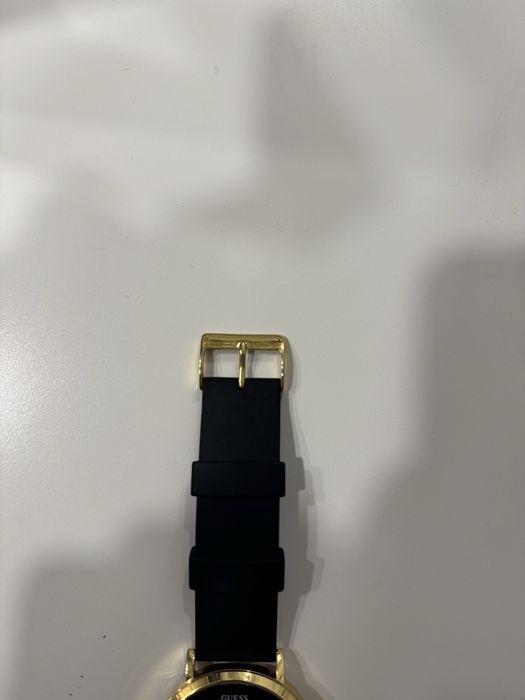 Relógio Guess preto e dourado