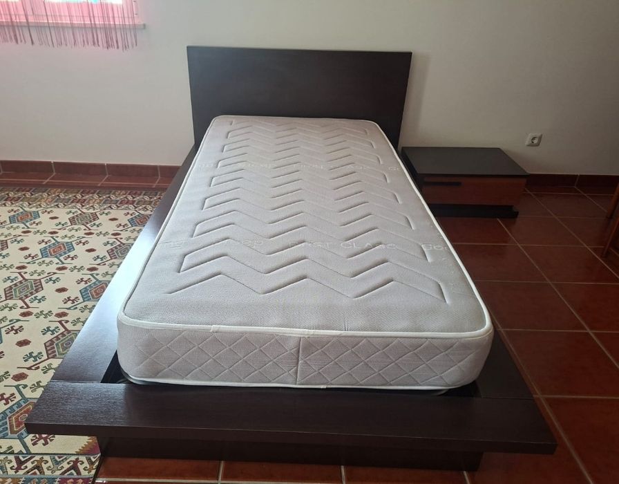 Cama individual em excelente estado com mesa cabeceira móvel tv .