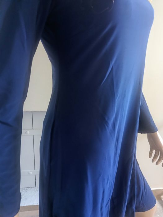 Granatowa sukienka trapezowa z kieszeniami