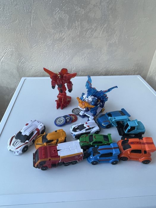 Іграшки роботи складаються у машинки