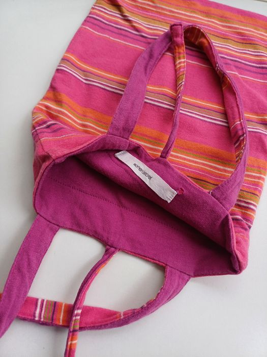 Saquinho de tecido, de tons cor-de-rosa às riscas, da Women Secret