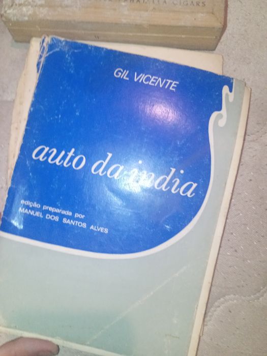 Bd uma revista e um livro livro tem defeitos fim Vicente