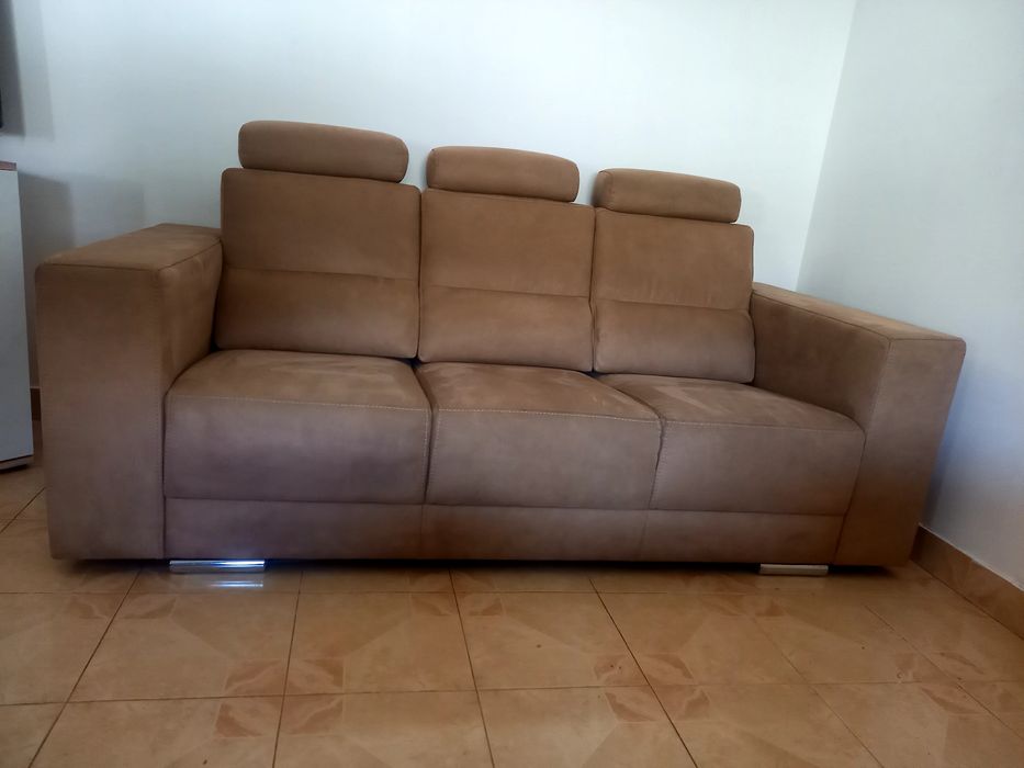 Sofá de 3 lugares, em camurça castanho