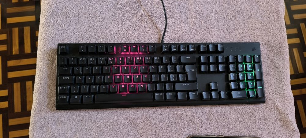 Teclado gamer mecânico Corsair K60 RGB PRO Low Profile