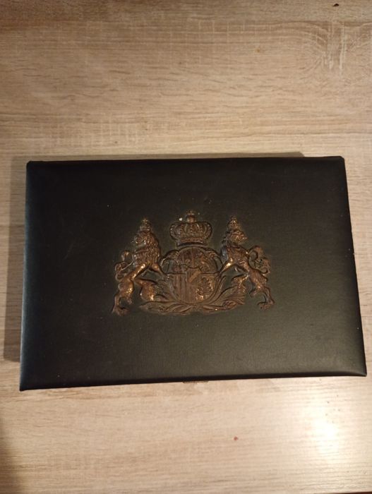 Drewniana szkatulka z herbem kasetka na bizuterie vintage 27 cm (115)