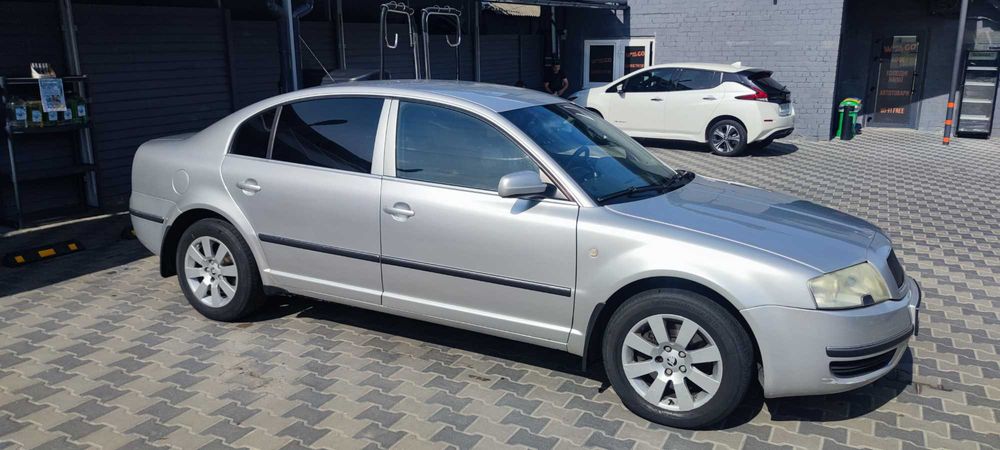 Продам Skoda Superb 2004 року, 1 покоління, об'єм двигуна 2.5, у відмінному стані.