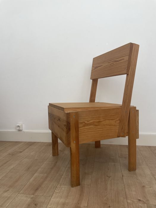 Conjunto de cadeira e banco em madeira
