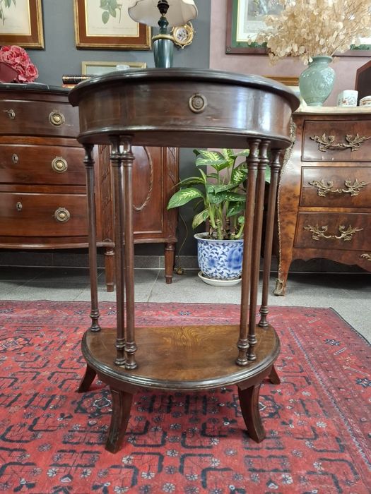 Mesa meia-lua antiga.